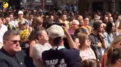 Manchester: la folla canta “Don’t look back in anger” al minuto di silenzio