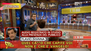 Flavio Insinna fuori onda insulta i collaboratori | video Striscia la Notizia