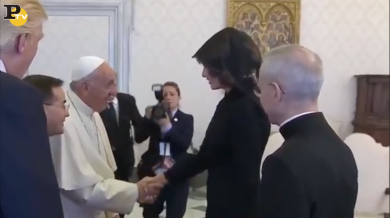 Papa Francesco a Melania Trump: “Gli dà da mangiare la putizza”?