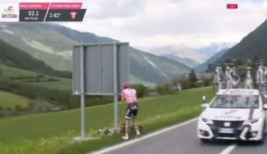 Giro d’Italia, la Maglia Rosa costretta a fermarsi in un campo | video