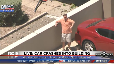 Viene inquadrato da un tv e balla scatenato