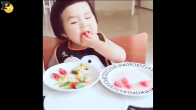 Cina: Bai, la bimba che mangia tutta la pappa