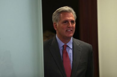 “Penso che Putin paghi Trump”: le parole shock del senatore McCarthy