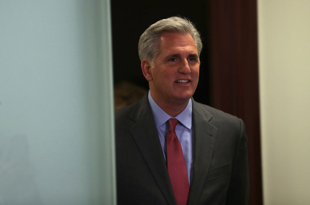 “Penso che Putin paghi Trump”: le parole shock del senatore McCarthy