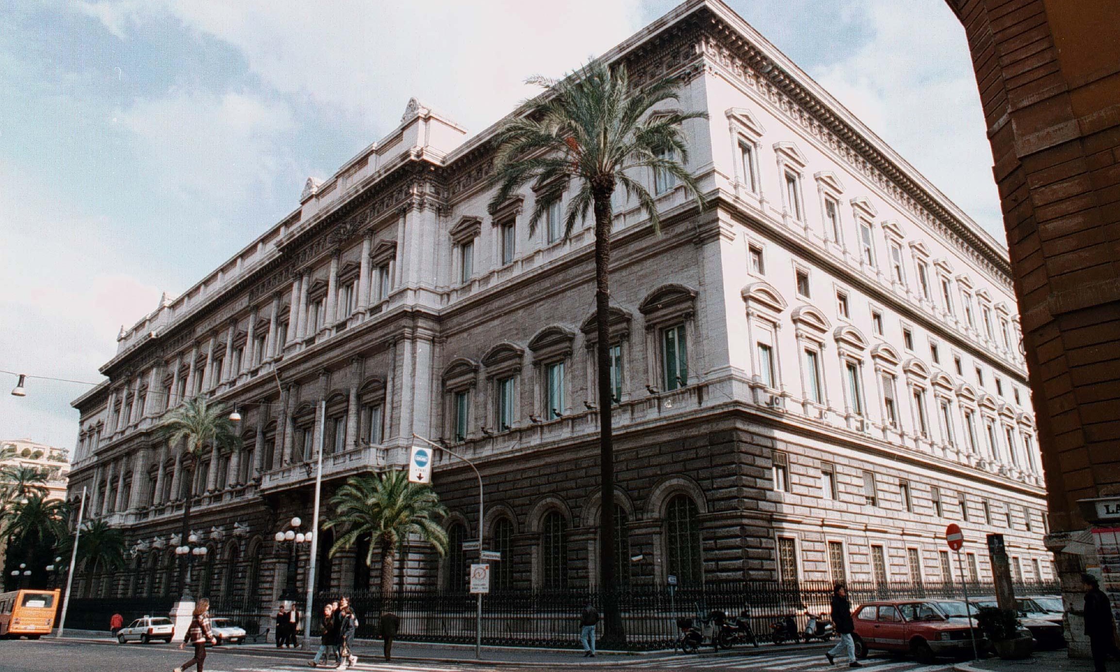 Banche italiane: perché molte spariranno
