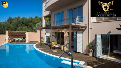 The Golden Butler, l’incanto di un soggiorno dorato che realizza qualsiasi desiderio