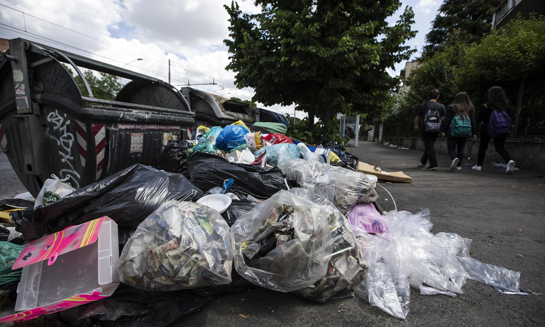 Roma, “rifiuti quasi ovunque” scrive il New York Times – Foto Roma, “rifiuti quasi ovunque” scrive il New York Times – Foto