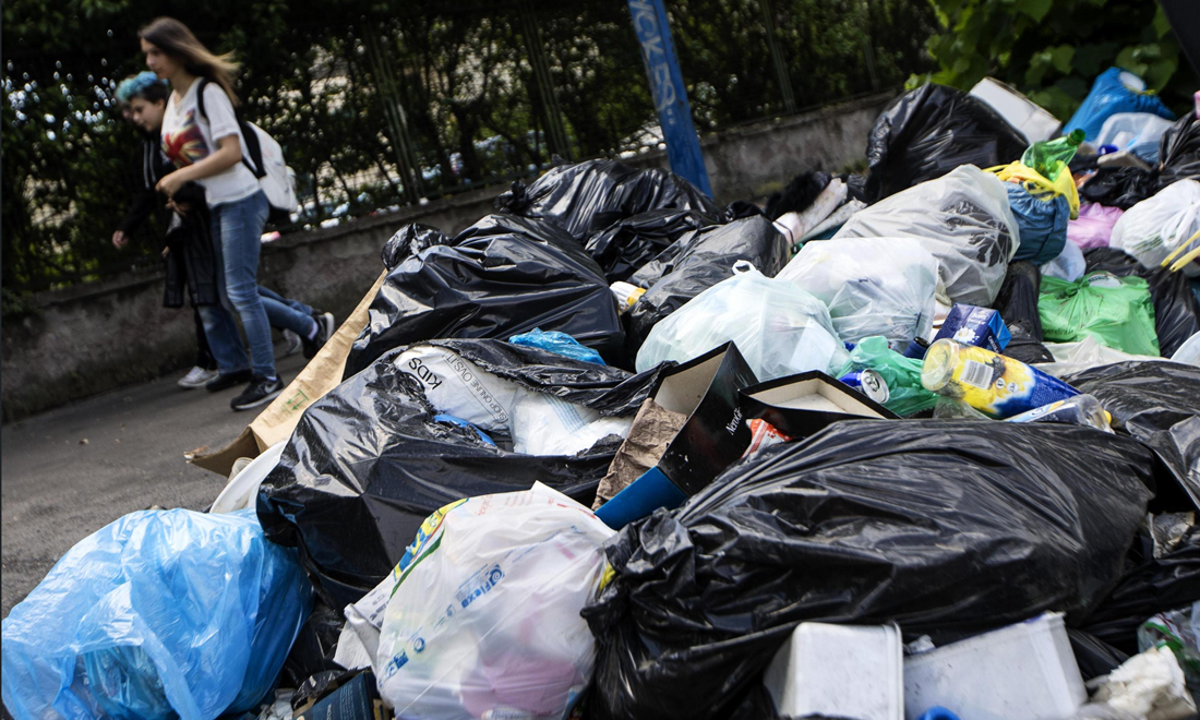 Roma, “rifiuti quasi ovunque” scrive il New York Times – Foto Roma, “rifiuti quasi ovunque” scrive il New York Times – Foto