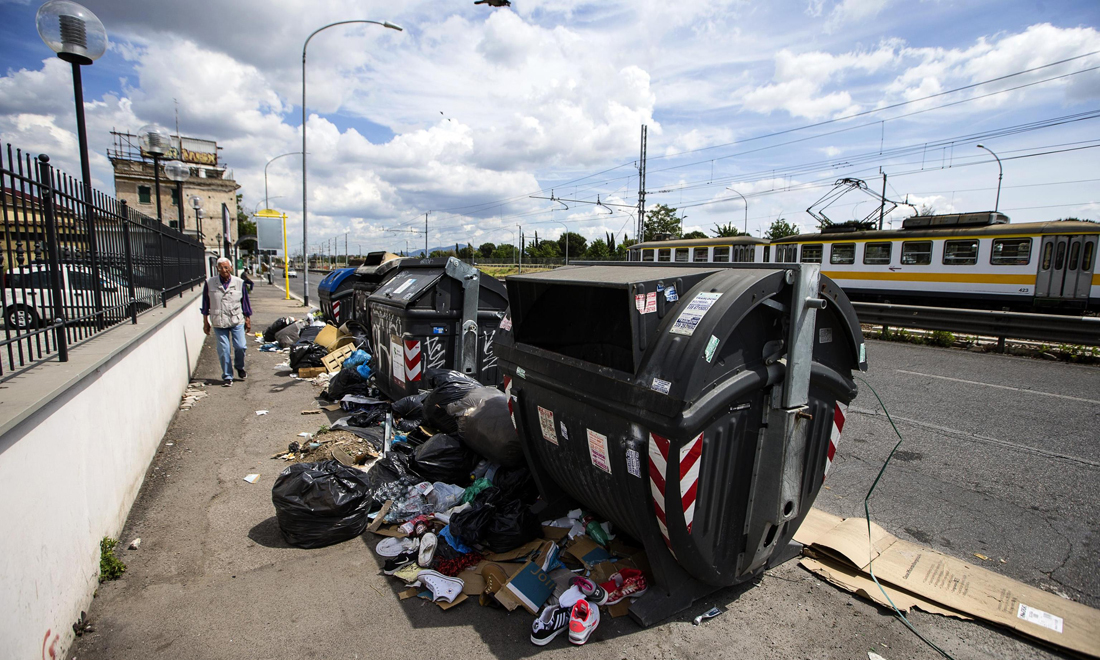 Roma, “rifiuti quasi ovunque” scrive il New York Times – Foto Roma, “rifiuti quasi ovunque” scrive il New York Times – Foto