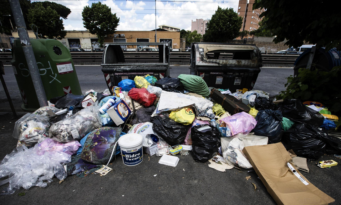 Roma, “rifiuti quasi ovunque” scrive il New York Times – Foto Roma, “rifiuti quasi ovunque” scrive il New York Times – Foto