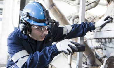 Il casco intelligente per le riparazioni a distanza