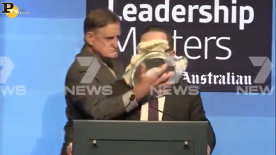 Australia, torta in faccia al ad di Qantas, Alan Joyce