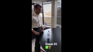 Macron: al presidente della Francia riesce il “gioco della bottiglia” | video