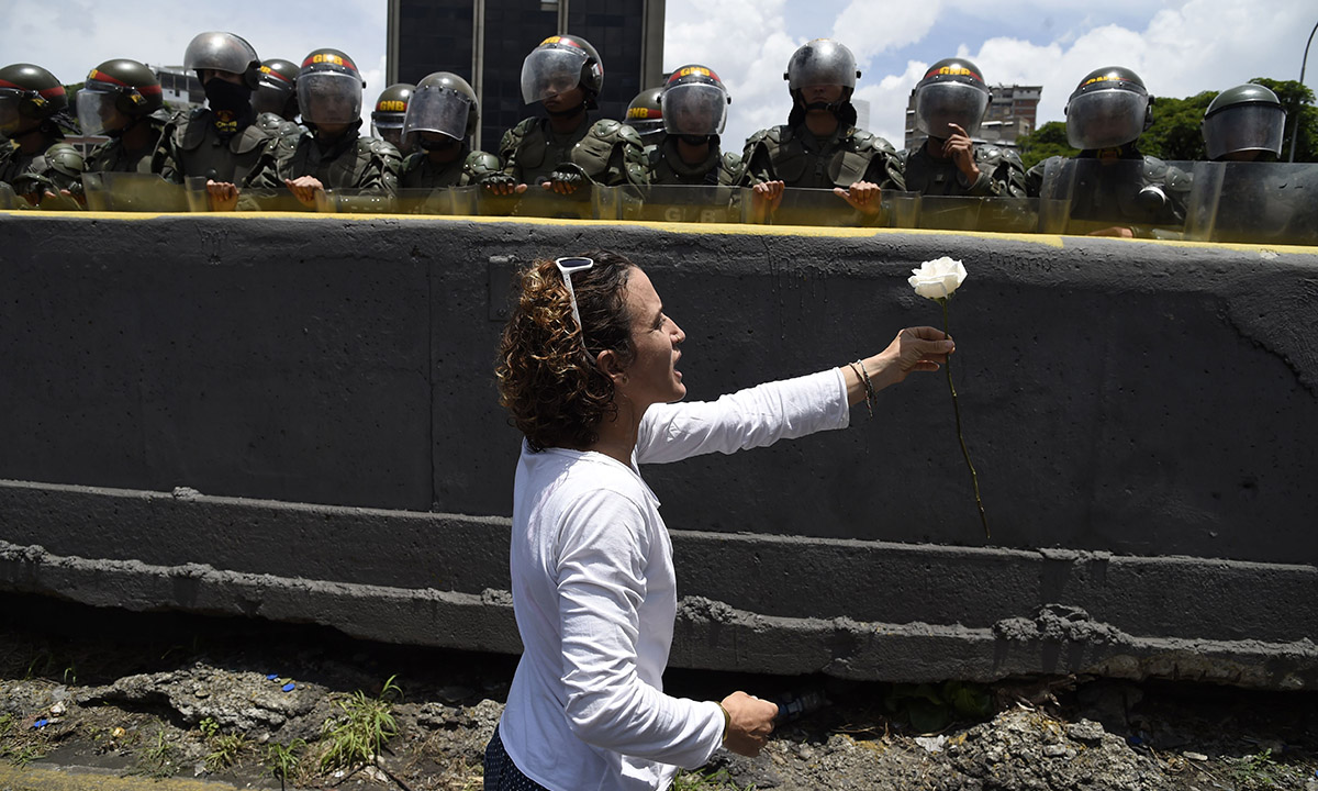Venezuela, la marcia delle donne in bianco contro Maduro Venezuela, la marcia delle donne in bianco contro Maduro