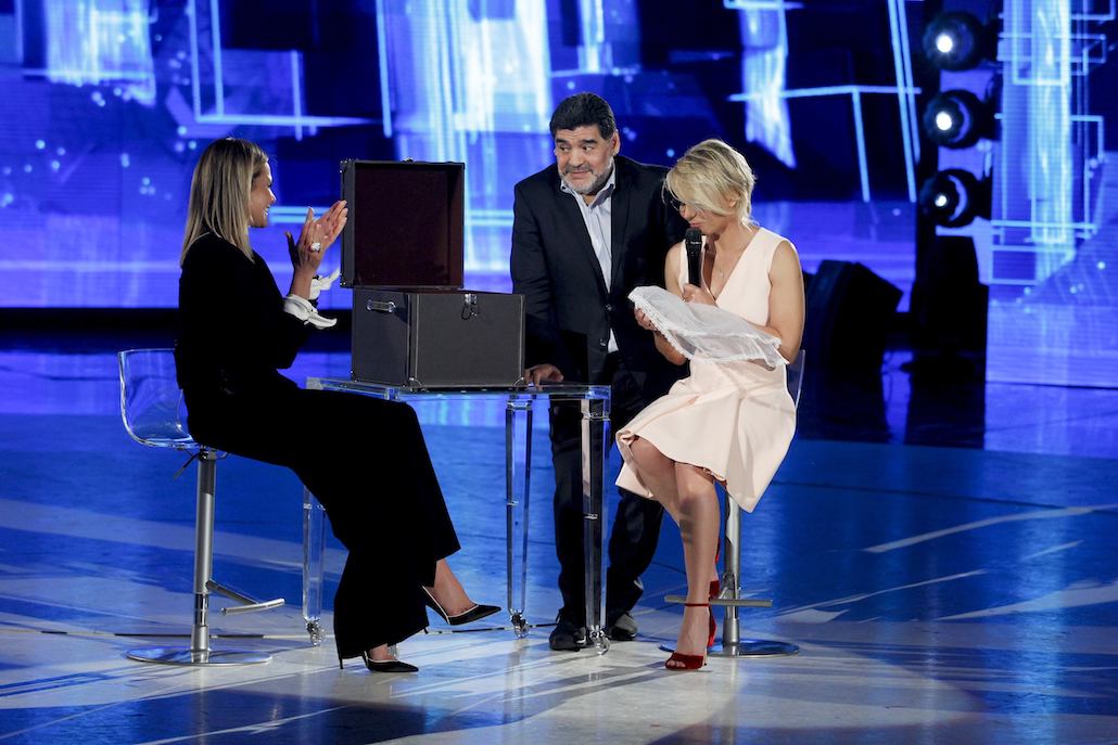 Amici 2017: Maradona e Simona Ventura ospiti di Maria De Filippi Amici 2017: Maradona e Simona Ventura ospiti di Maria De Filippi