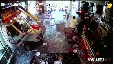 Ubriaco sfonda vetrina di un bar a Philadelphia