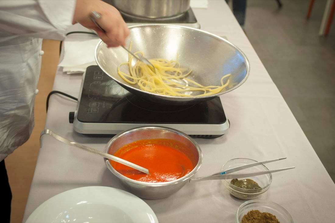 Linguine con estratto di peperoni, la ricetta stellata della chef Cicorella Linguine con estratto di peperoni, la ricetta stellata della chef Cicorella