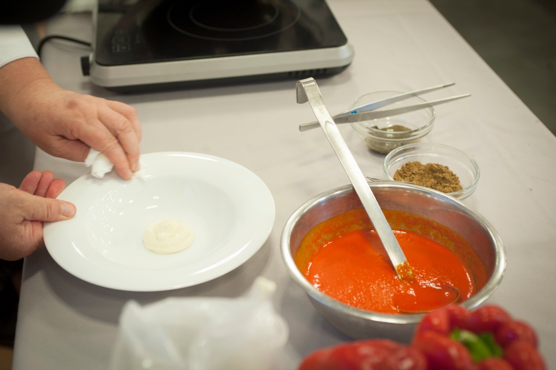 Linguine con estratto di peperoni, la ricetta stellata della chef Cicorella Linguine con estratto di peperoni, la ricetta stellata della chef Cicorella