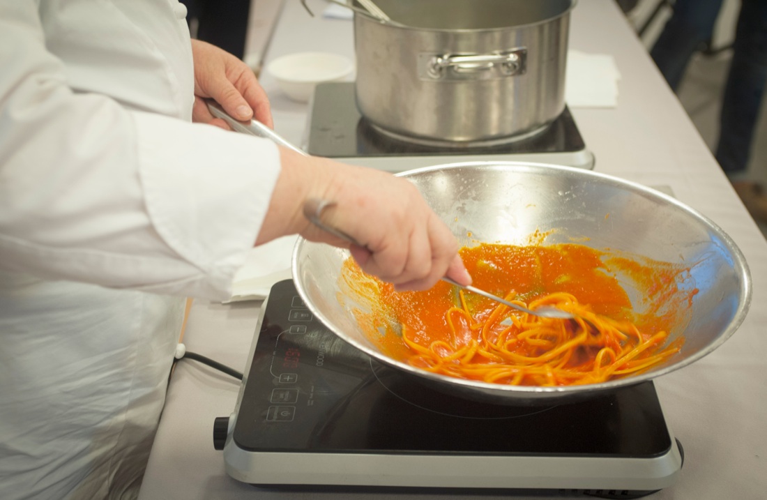 Linguine con estratto di peperoni, la ricetta stellata della chef Cicorella Linguine con estratto di peperoni, la ricetta stellata della chef Cicorella