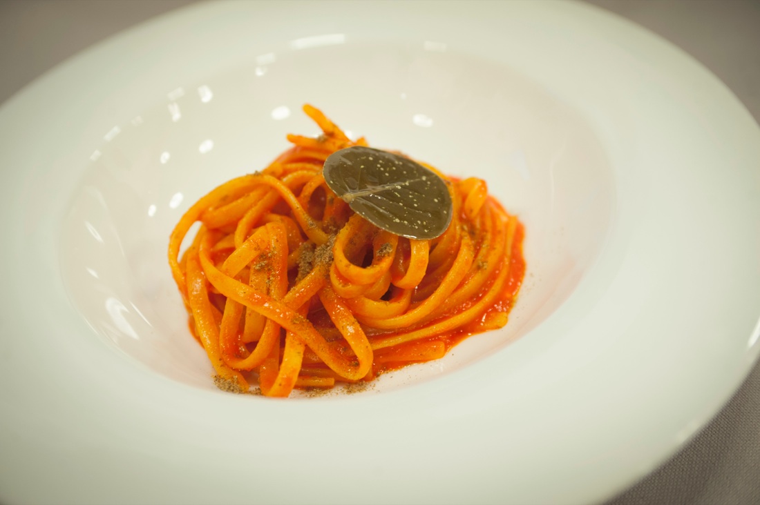 Linguine con estratto di peperoni, la ricetta stellata della chef Cicorella Linguine con estratto di peperoni, la ricetta stellata della chef Cicorella