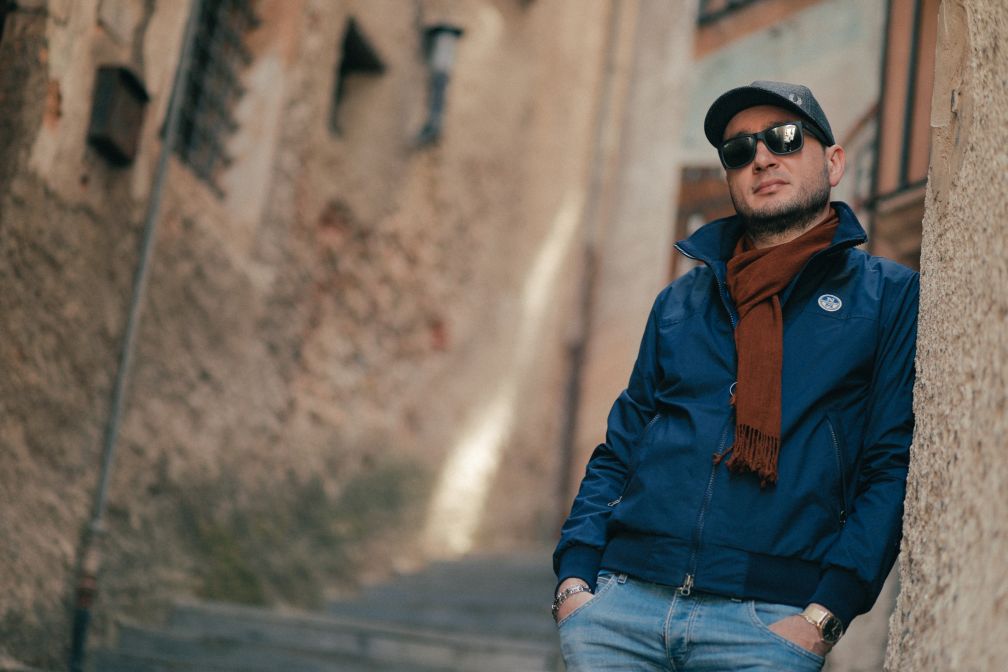 Daniele Meneghin: il video di “Protone” – Anteprima