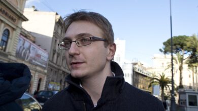 Garlasco, nuova analisi sull’impronta: “Non era 42 ma 44”. Così crolla la prova chiave contro Stasi