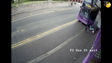 Uomo investito da un bus: salvo per miracolo