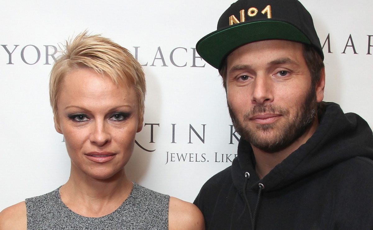 Pamela Anderson dimentica Assange: flirt con Adil Rami Pamela Anderson dimentica Assange: flirt con Adil Rami