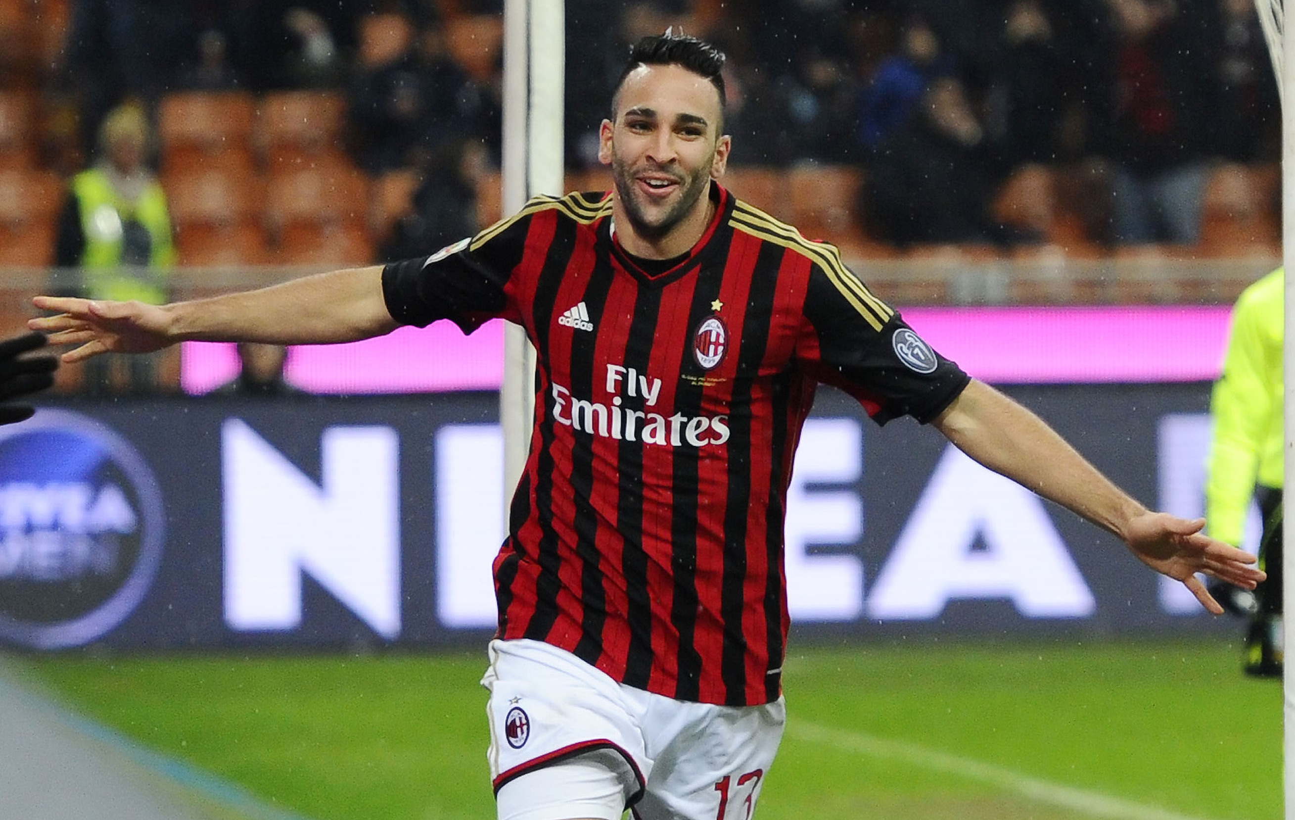 Pamela Anderson dimentica Assange: flirt con Adil Rami Pamela Anderson dimentica Assange: flirt con Adil Rami