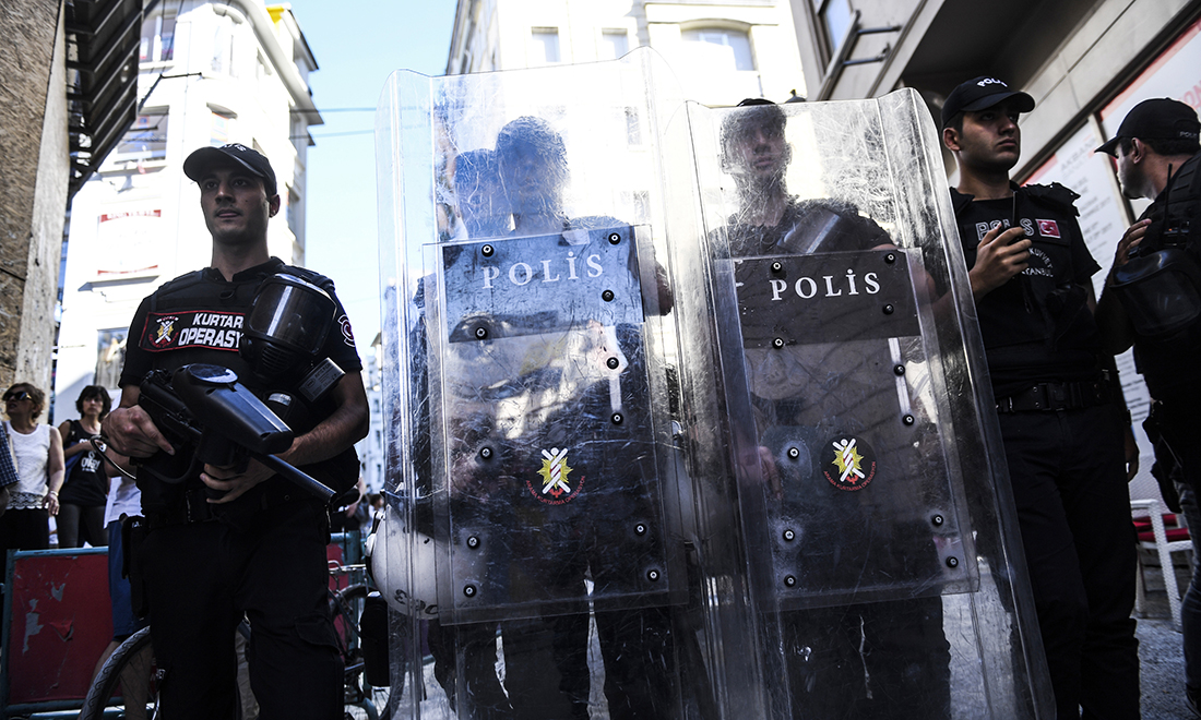 Istanbul, arresti e scontri al Gay pride vietato – Foto Istanbul, arresti e scontri al Gay pride vietato – Foto