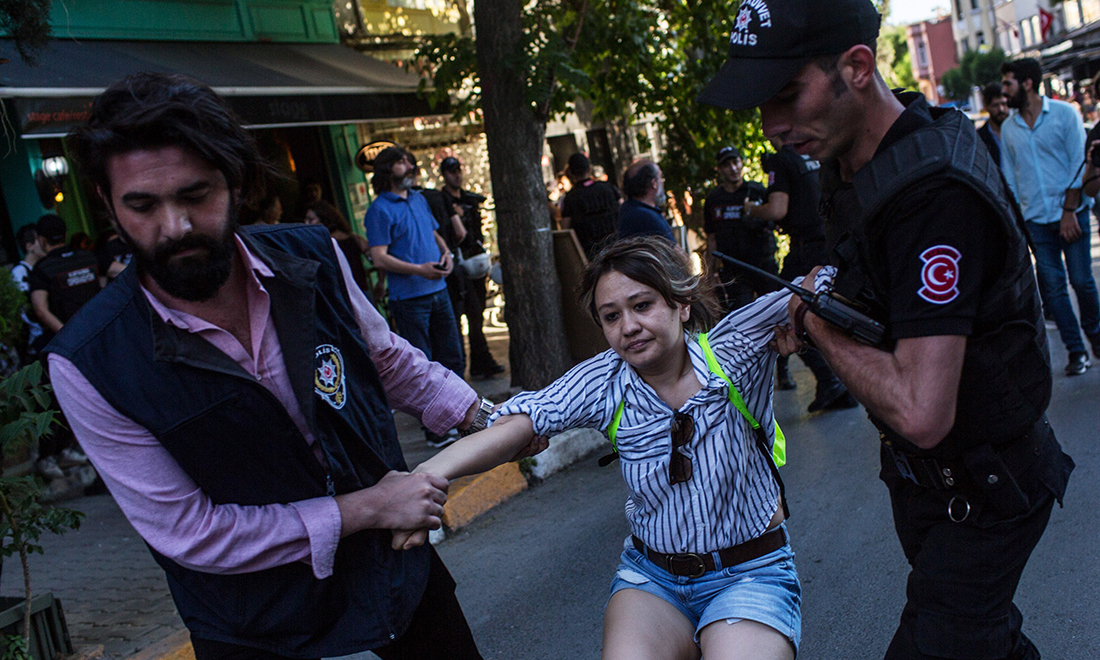 Istanbul, arresti e scontri al Gay pride vietato – Foto Istanbul, arresti e scontri al Gay pride vietato – Foto