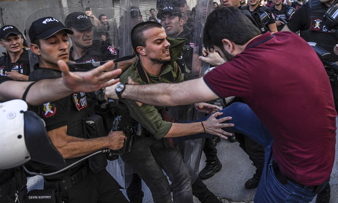Istanbul, arresti e scontri al Gay pride vietato – Foto Istanbul, arresti e scontri al Gay pride vietato – Foto