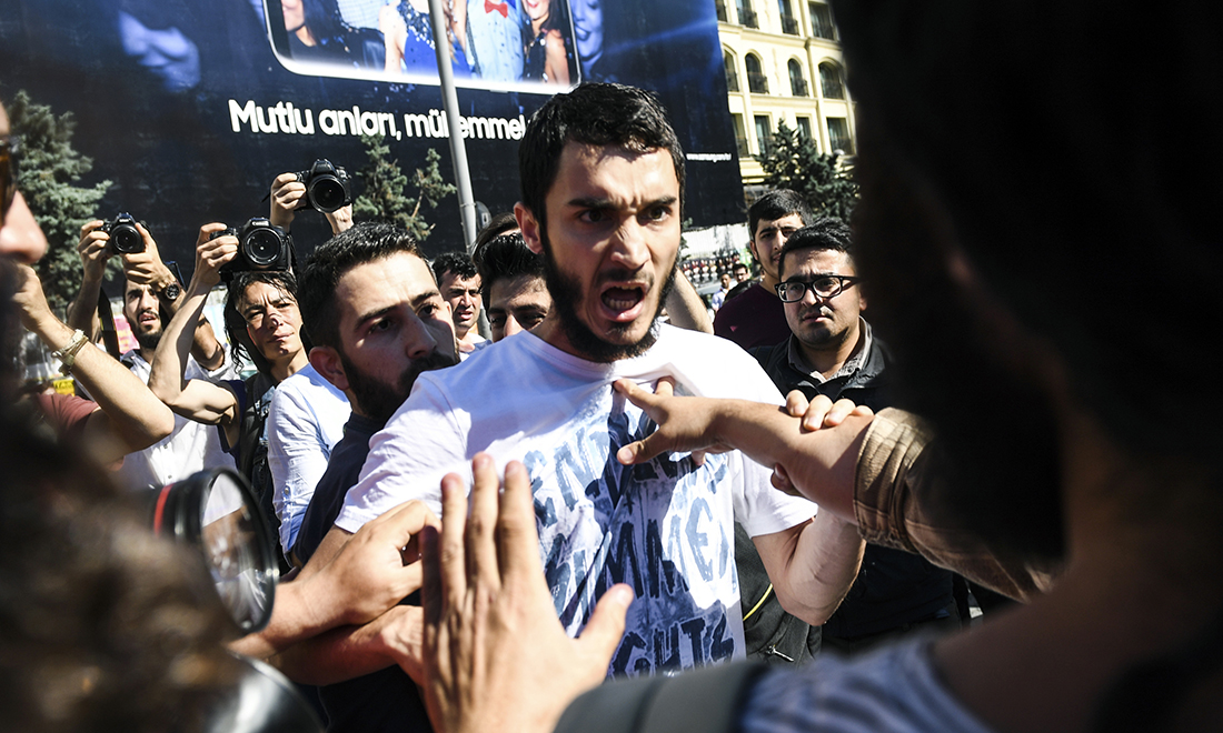 Istanbul, arresti e scontri al Gay pride vietato – Foto Istanbul, arresti e scontri al Gay pride vietato – Foto