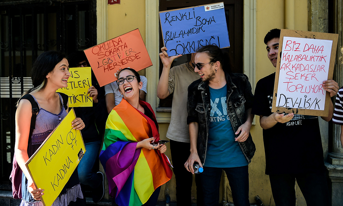 Istanbul, arresti e scontri al Gay pride vietato – Foto Istanbul, arresti e scontri al Gay pride vietato – Foto