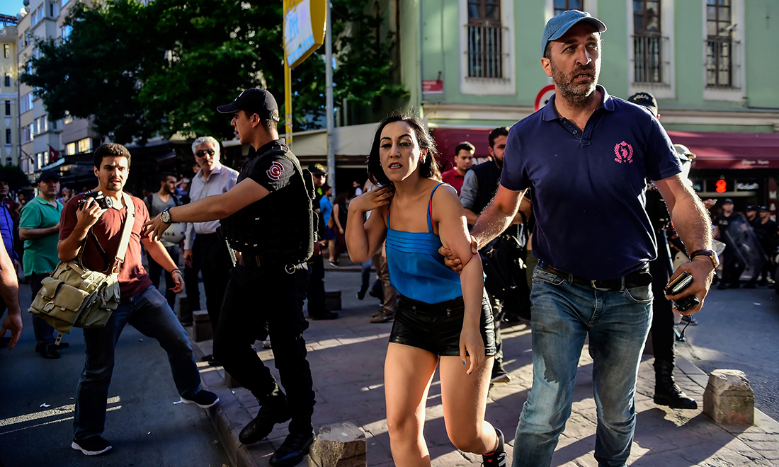 Istanbul, arresti e scontri al Gay pride vietato – Foto Istanbul, arresti e scontri al Gay pride vietato – Foto