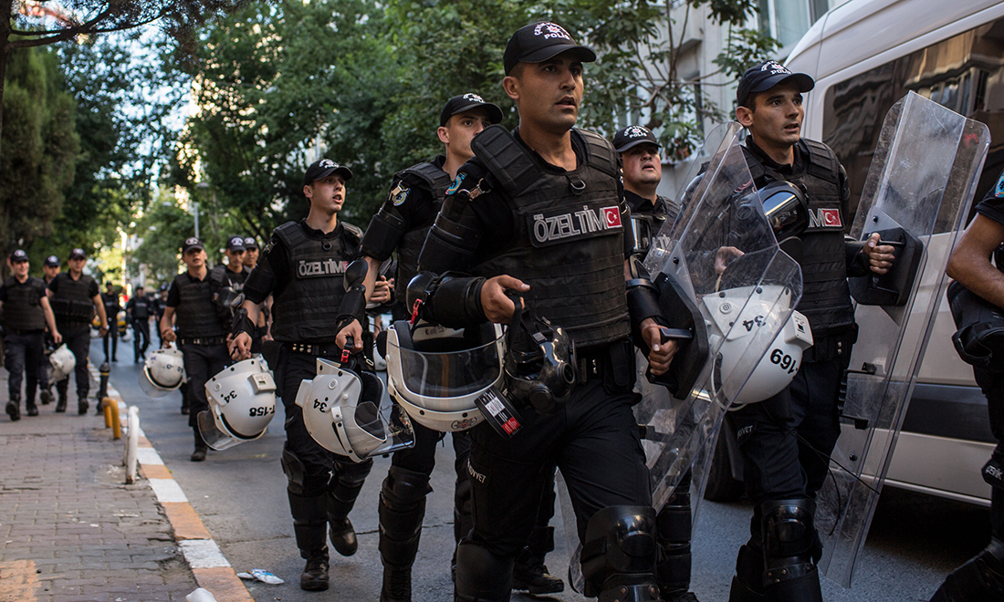 Istanbul, arresti e scontri al Gay pride vietato – Foto Istanbul, arresti e scontri al Gay pride vietato – Foto