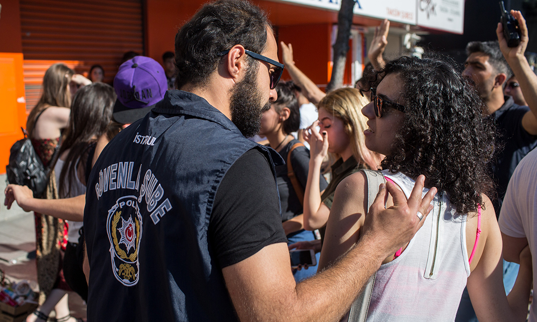 Istanbul, arresti e scontri al Gay pride vietato – Foto Istanbul, arresti e scontri al Gay pride vietato – Foto