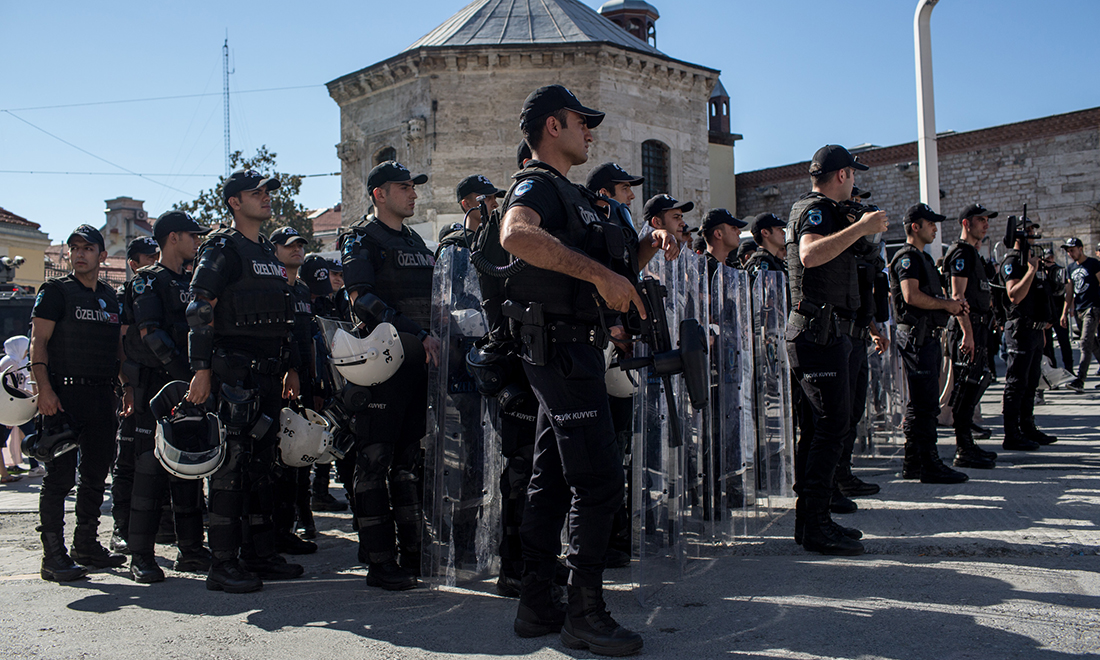 Istanbul, arresti e scontri al Gay pride vietato – Foto Istanbul, arresti e scontri al Gay pride vietato – Foto