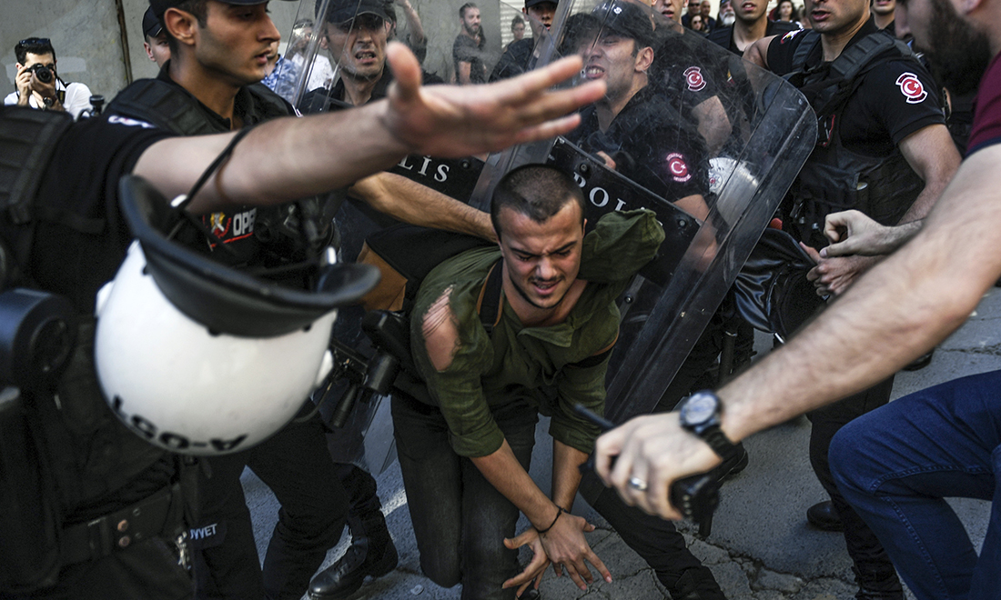 Istanbul, arresti e scontri al Gay pride vietato – Foto Istanbul, arresti e scontri al Gay pride vietato – Foto