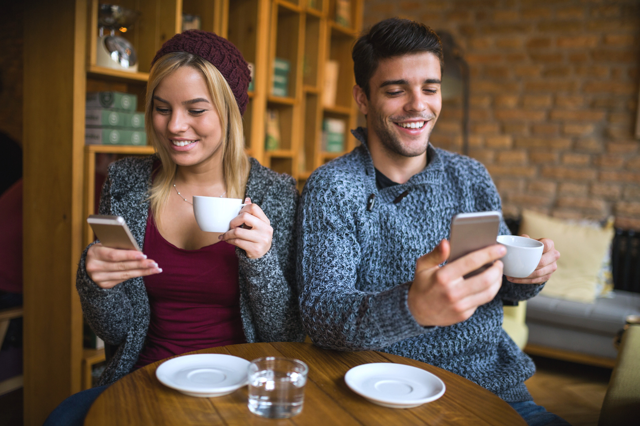 E’ “phubbing” mania: tutti incollati allo smartphone E’ “phubbing” mania: tutti incollati allo smartphone