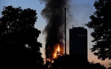 Incendio Londra, lo choc dei pompieri alla vista della Grenfell Tower | Video