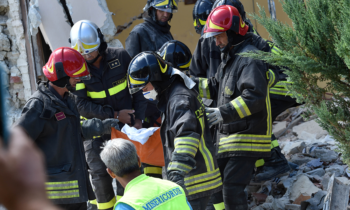 Vigili del fuoco, gli eroi di ogni giorno in foto