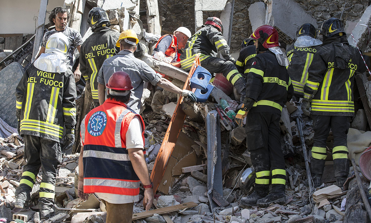 Vigili del fuoco, gli eroi di ogni giorno in foto
