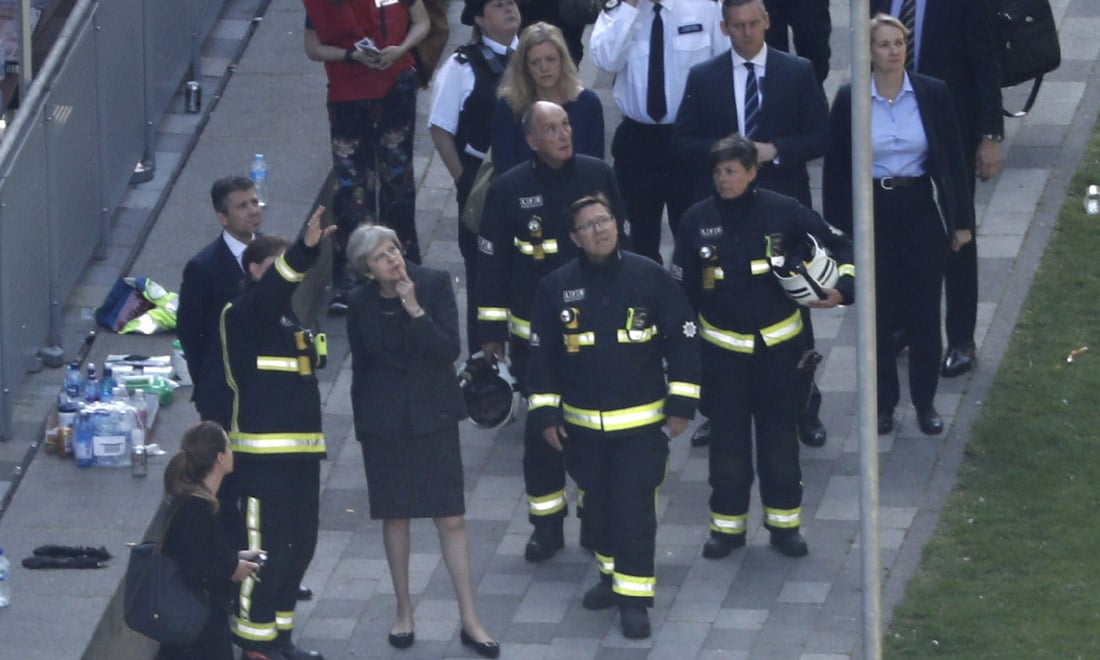Incendio di Londra, l’indagine aperta da Theresa May e le possibili cause