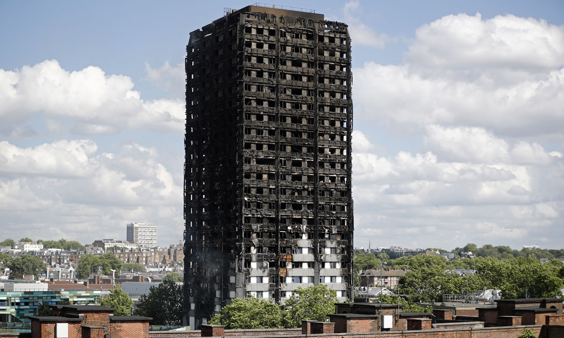 Incendio di Londra, l’indagine aperta da Theresa May e le possibili cause