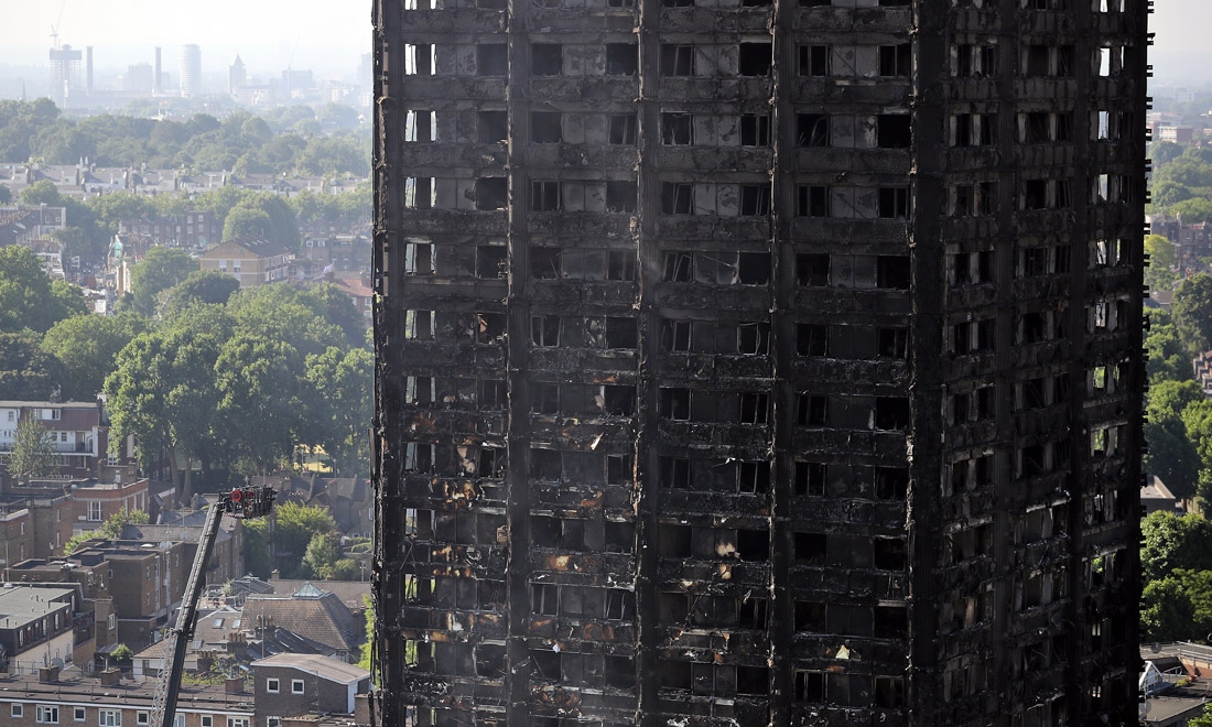 Incendio di Londra, l’indagine aperta da Theresa May e le possibili cause