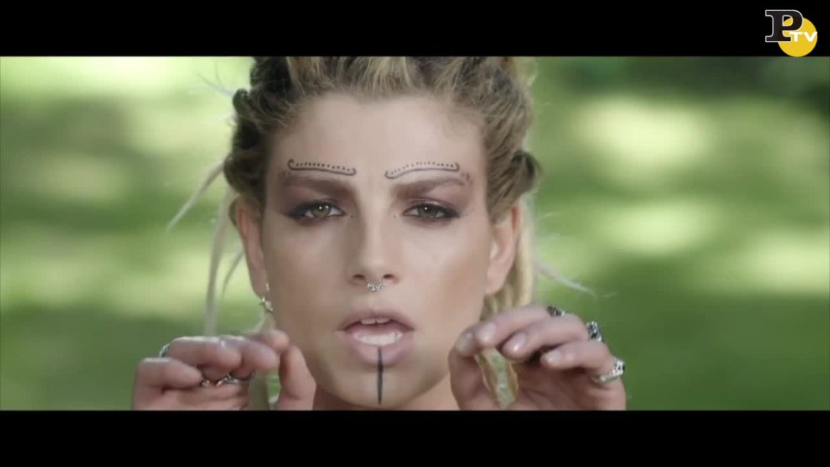 Galleria foto 'Emma Marrone e le offese per lo spot in cui posa nuda: “Siete cattivi e infelici”' - foto 3