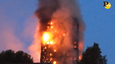 Incendio a Londra: all’alba la Grenfell Tower brucia ancora