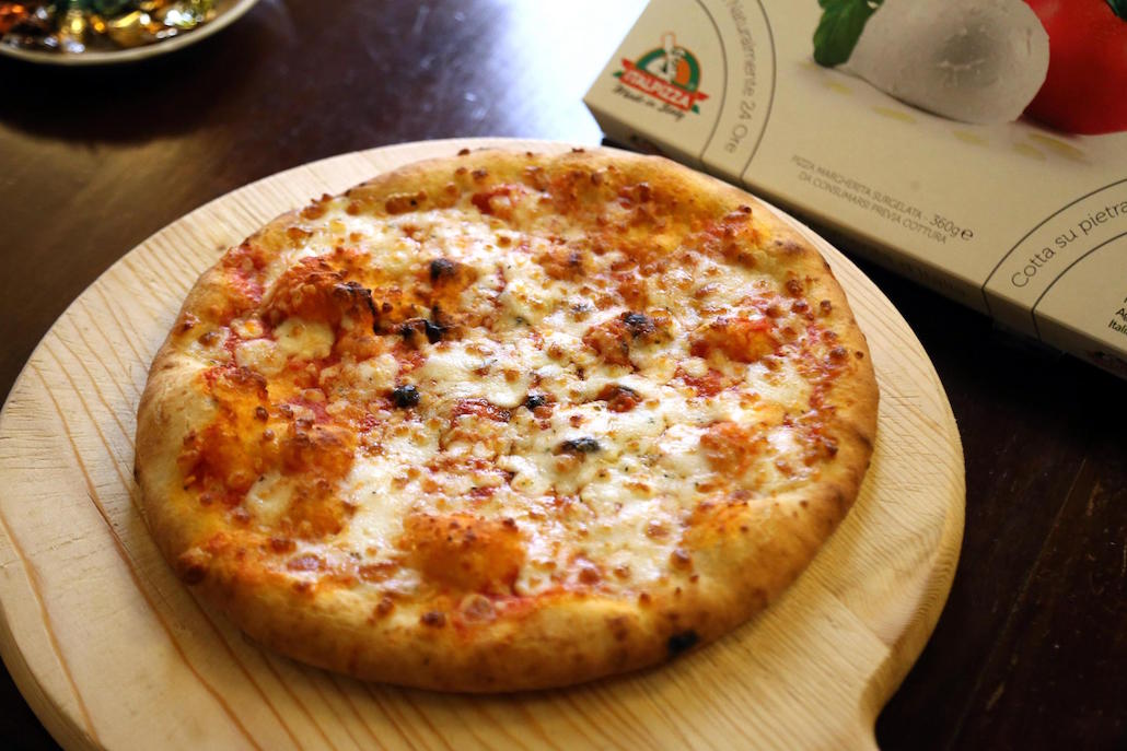 La pizza Margherita compie 128 anni, Napoli la festeggia La pizza Margherita compie 128 anni, Napoli la festeggia