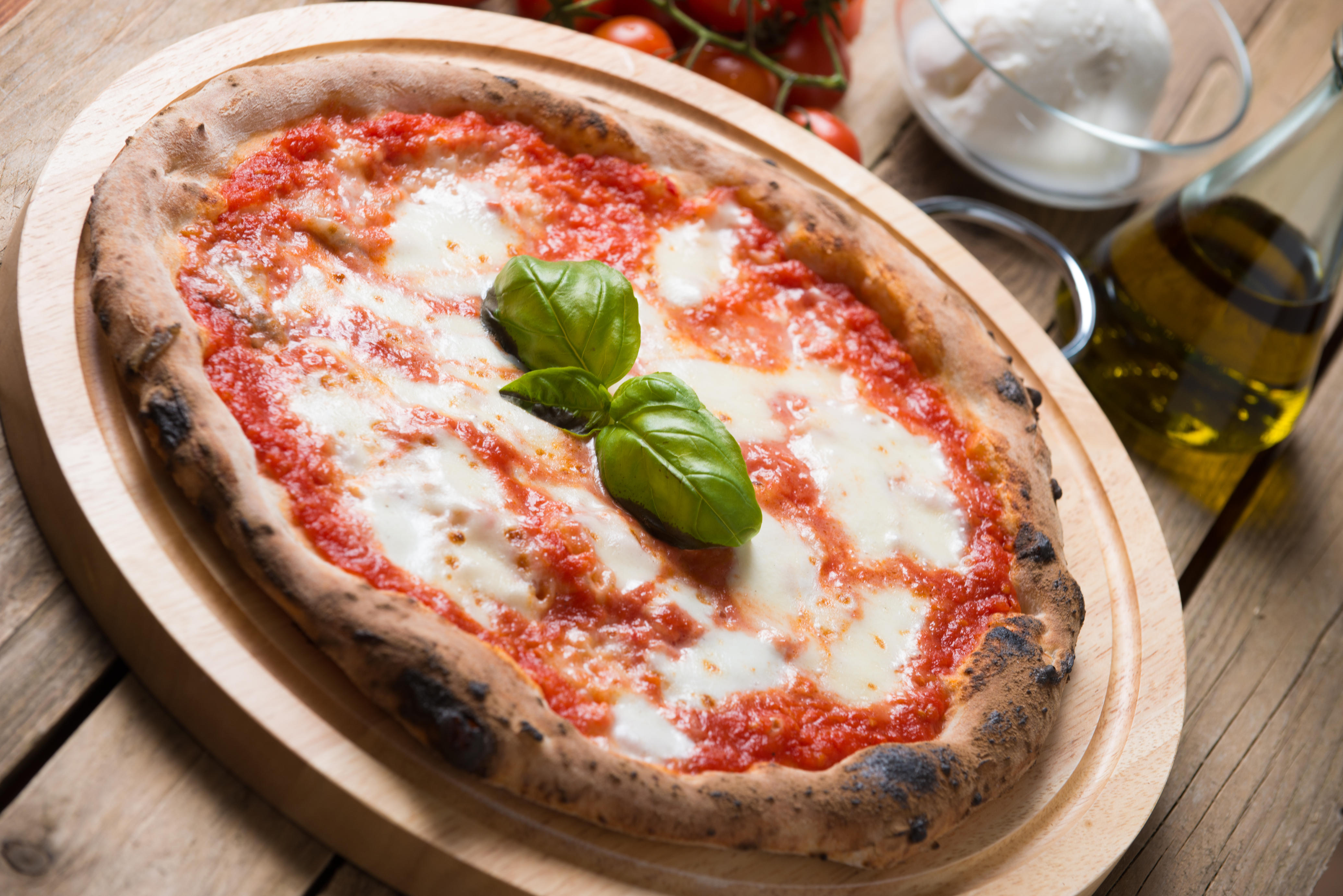 La pizza Margherita compie 128 anni, Napoli la festeggia La pizza Margherita compie 128 anni, Napoli la festeggia